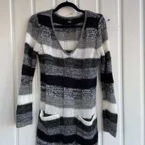 Rue 21 Space-dyed V-neck Tunic Sweater with Pockets